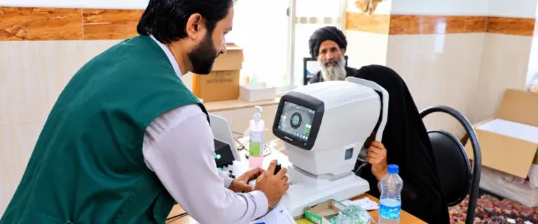 Patient eye examination with an auto-refractor machine